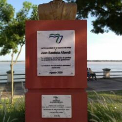 Homenaje a Juan Bautista Alberdi en el día de la Constitución Nacional