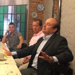 Desayuno de coyuntura junto al doctor Victor Pavon